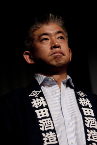 桝田社長ステージ.jpg